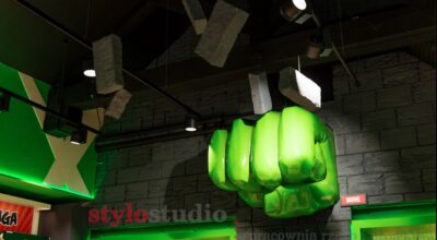 Pięść Hulka -wystrój paryskiego sklepu Marvel